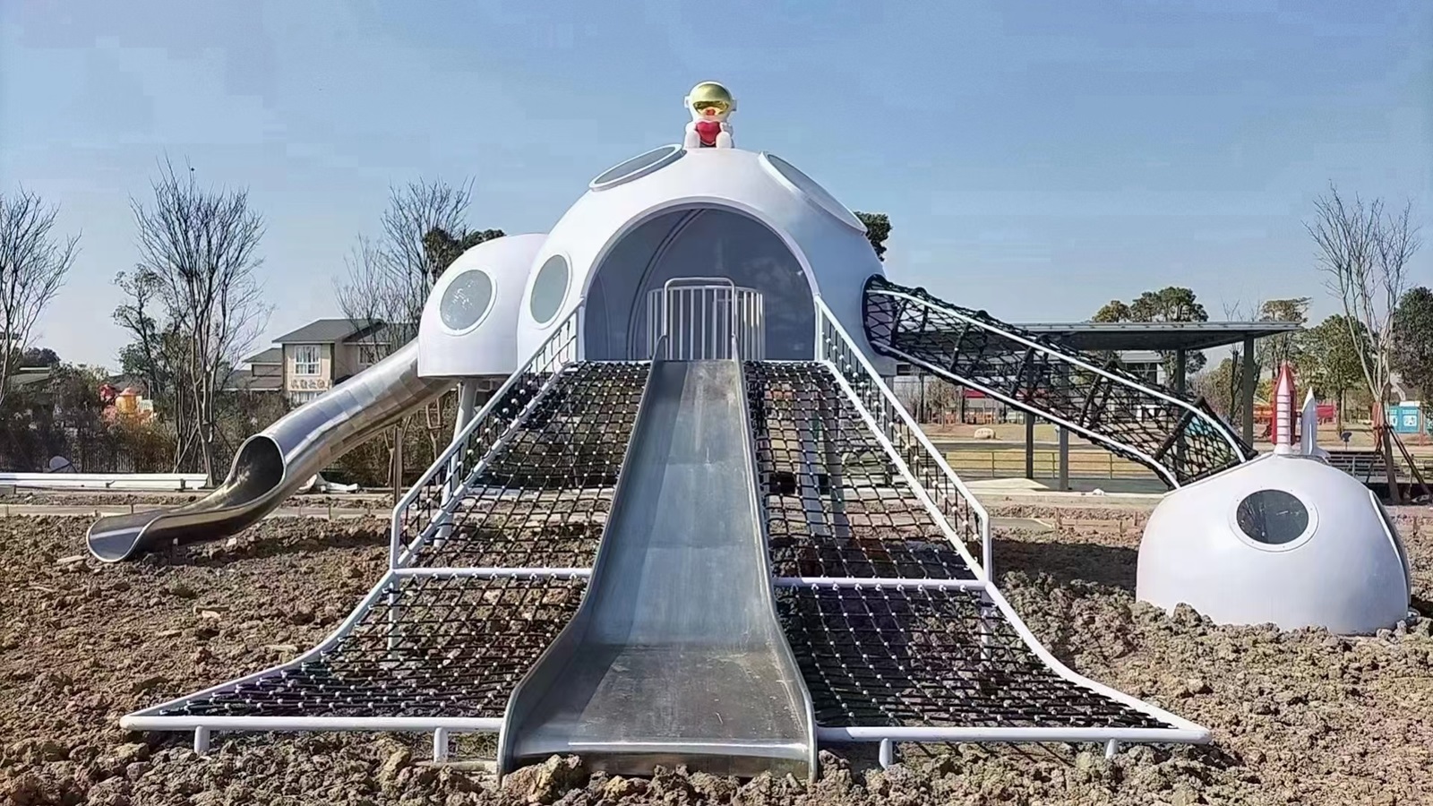 星际乐园球体滑梯